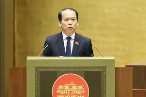 Chủ nhiệm Ủy ban Pháp luật và Tư pháp của Quốc hội Hoàng Thanh Tùng trình bày báo cáo thẩm tra, sáng 9-12. Ảnh: QUANG PHÚC