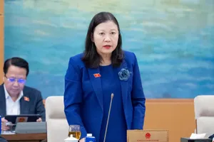 Phó Chủ nhiệm Thường trực Ủy ban Dân nguyện và Giám sát Lê Thị Nga trình bày về dự thảo nghị quyết 