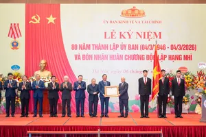 Phó Chủ tịch Thường trực Quốc hội Đỗ Văn Chiến trao Huân chương Độc lập hạng Nhì tặng tập thể Ủy ban Kinh tế và Tài chính