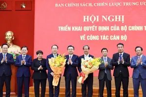 Lãnh đạo Ban Chính sách, chiến lược Trung ương Nguyễn Thanh Nghị chúc mừng các tân Phó Trưởng Ban 
