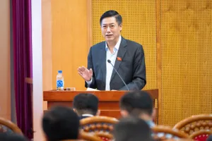 Chủ nhiệm Ủy ban Công tác đại biểu Nguyễn Hữu Đông thông tin tại Hội nghị