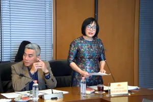 Thứ trưởng Bộ Tư pháp Đặng Hoàng Oanh trình bày Tờ trình dự thảo nghị quyết 