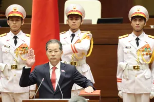 Chánh án Tòa án nhân dân tối cao Nguyễn Văn Quảng thực hiện nghi thức tuyên thệ. Ảnh: QUANG PHÚC