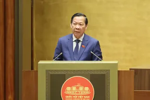 Chủ nhiệm Ủy ban Kinh tế và Tài chính Phan Văn Mãi trình bày báo cáo thẩm tra dự thảo Nghị quyết của Quốc hội. Ảnh: QUANG PHÚC