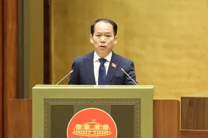 Bộ trưởng Bộ Tư pháp Hoàng Thanh Tùng trình bày tờ trình về dự án luật. Ảnh: QUANG PHÚC