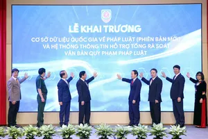 Phó Thủ tướng Chính phủ Lê Tiến Châu, Phó Chủ tịch Quốc hội Nguyễn Khắc Định, Bộ trưởng Bộ Tư pháp Hoàng Thanh Tùng và các đại biểu khai trương cơ sở dữ liệu quốc gia về pháp luật (phiên bản mới) 