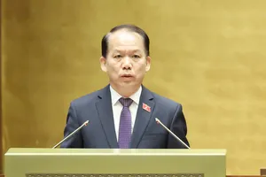 Bộ trưởng Bộ Tư pháp Hoàng Thanh Tùng trình bày báo cáo giải trình, tiếp thu, chỉnh lý dự thảo Nghị quyết của Quốc hội về thực hiện thí điểm chế định luật sư công. Ảnh: QUANG PHÚC