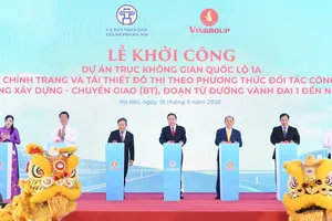 Chủ tịch Quốc hội Trần Thanh Mẫn và các đại biểu thực hiện nghi thức khởi công dự án. Ảnh: CẨM HÀ 