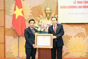 Chủ tịch Quốc hội Trần Thanh Mẫn trao Huân chương Lao động hạng Nhất đến Phó Chủ tịch Quốc hội, Thượng tướng Nguyễn Doãn Anh. Ảnh: CẨM HÀ