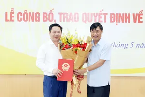 Chủ nhiệm Ủy ban Công tác đại biểu Nguyễn Hữu Đông trao quyết định và tặng hoa chúc mừng Vụ trưởng Vụ Công tác đại biểu Chử Văn Thìn. Ảnh: CẨM HÀ 