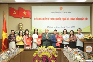 Lãnh đạo Ủy ban Pháp luật và Tư pháp chúc mừng các đồng chí vừa nhận quyết định bổ nhiệm. Ảnh: CẨM HÀ 