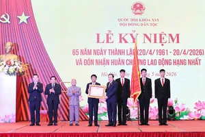 Thay mặt lãnh đạo Đảng và Nhà nước, Chủ tịch Quốc hội Trần Thanh Mẫn trao Huân chương Lao động hạng nhất tặng Hội đồng Dân tộc. Ảnh: CẨM HÀ 