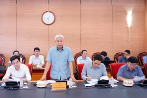 Thứ trưởng Bộ Nội vụ Nguyễn Mạnh Khương trao đổi làm rõ các nội dung đại biểu quan tâm tại cuộc họp. Ảnh: CẨM HÀ 