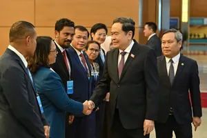 Chủ tịch Quốc hội Trần Thanh Mẫn với lãnh đạo của các thành phố tiêu biểu của khu vực ASEAN. Ảnh: QUANG PHÚC