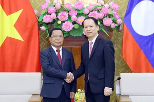 Bộ trưởng Bộ Tư pháp Hoàng Thanh Tùng đón tiếp đồng chí Khamphan Phommathat, tại trụ sở Bộ Tư pháp, sáng 16-6. Ảnh: CẨM HÀ 
