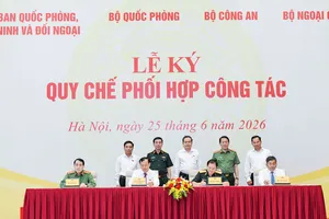 Chủ tịch Quốc hội Trần Thanh Mẫn và các đại biểu cùng chứng kiến việc ký kết. Ảnh: CẨM HÀ 