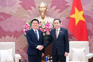 Chủ tịch Quốc hội Trần Thanh Mẫn và Giáo sư Kim Hak-min, Giám đốc Viện nghiên cứu kinh tế Kimhakmin E-roun (Hàn Quốc) tại Nhà Quốc hội. Ảnh: CẨM HÀ 