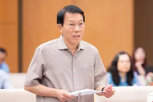 Bộ trưởng Bộ Công an Lương Tam Quang trình bày về dự án nghị quyết. Ảnh: VIẾT CHUNG 