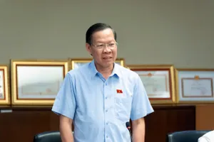 Chủ nhiệm Ủy ban Kinh tế và Tài chính Phan Văn Mãi chủ trì phiên họp. Ảnh: CẨM HÀ 