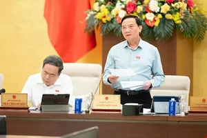 Phó Chủ tịch Quốc hội Nguyễn Khắc Định điều hành nội dung thảo luận. Ảnh: CẨM HÀ 