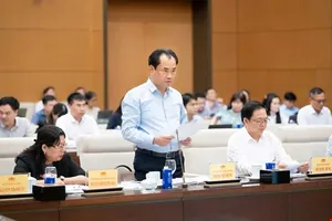 Bộ trưởng Bộ Nông nghiệp - Môi trường Trịnh Việt Hùng trình bày tờ trình tại phiên họp. Ảnh: CẨM HÀ 