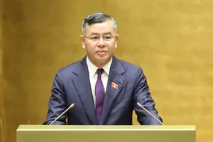 Bộ trưởng Bộ Tài chính Ngô Văn Tuấn đã trình bày Tờ trình tóm tắt về dự thảo nghị quyết. Ảnh: QUANG PHÚC 
