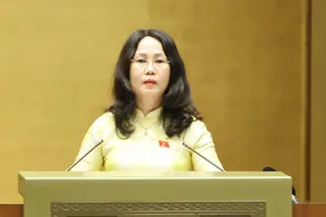 Bộ trưởng Bộ VH-TT-DL Lâm Thị Phương Thanh trình dự thảo Luật sửa đổi, bổ sung một số điều của Luật Xuất bản. Ảnh: QUANG PHÚC 