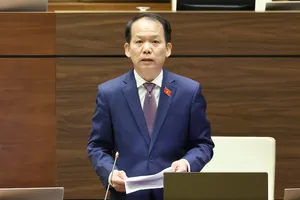 Bộ trưởng Bộ Tư pháp Hoàng Thanh Tùng tiếp thu các ý kiến ĐB. Ảnh: QUANG PHÚC 