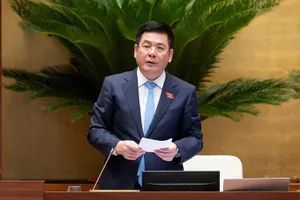 Phó Chủ tịch Quốc hội Nguyễn Hồng Diên điều hành phiên họp, sáng 13-8. Ảnh: VIẾT CHUNG