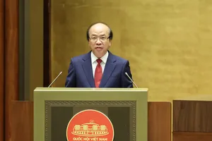 Chủ nhiệm Ủy ban Pháp luật và Tư pháp Phan Chí Hiếu báo cáo tiếp thu, chỉnh lý dự thảo nghị quyết trước khi Quốc hội biểu quyết. Ảnh: QUANG PHÚC 