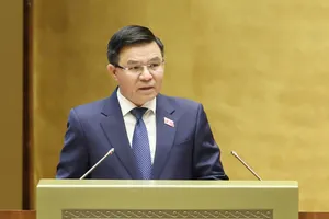 Bộ trưởng Bộ Công thương Lê Mạnh Hùng trình dự án Luật sửa đổi, bổ sung một số điều của Luật Thương mại, Luật Cạnh tranh, Luật Quản lý ngoại thương, Luật Bảo vệ quyền lợi người tiêu dùng. Ảnh: QUANG PHÚC 