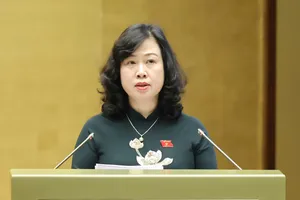 Bộ trưởng Bộ Y tế Đào Hồng Lan trình bày Dự án Luật An toàn thực phẩm (sửa đổi). Ảnh: QUANG PHÚC