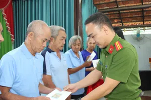 Trao căn cước và giấy khai sinh cho đối tượng bảo trợ xã hội