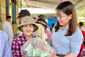Xã Phú Giáo (TPHCM): Trao tặng 100 phần quà cho người dân khó khăn