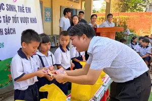 Trao 60 phần quà Tết cho gia đình chính sách và thiếu nhi tỉnh Tây Ninh