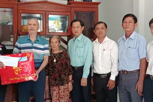 Lãnh đạo phường An Phú thăm, tặng quà đảng viên