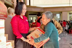 Xã Phú Giáo: Trao nhiều phần quà tết đến hộ nghèo