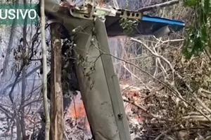 Ảnh cắt từ clip hiện trường vụ cháy rừng do máy bay rơi gây ra. Ảnh: AP