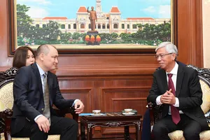 Phó Chủ tịch UBND TPHCM Võ Văn Hoan tiếp Đại sứ Kazakhstan tại Việt Nam Kanat Tumysh. Ảnh: VIỆT DŨNG