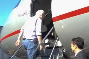 Nhà sáng lập WikiLeaks nhận tội, trở về Australia