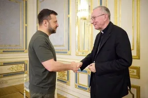 Tổng thống Ukraine Volodymyr Zelensky và Hồng y Pietro Parolin. Ảnh: VATICAN NEWS