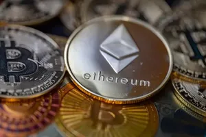 Đồng bitcoin và ethereum. Ảnh: GETTY IMAGES 