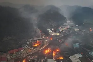 Lửa tấn công một ngôi làng ở Uiseong, cách thủ đô Seoul 180km về phía Đông Nam. Ảnh: YONHAP