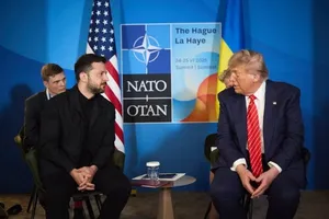 Tổng thống Mỹ Donald Trump (phải) và Tổng thống Ukraine Volodymyr Zelensky tại một hội nghị của NATO tại Hà Lan, tháng 6-2025. Ảnh: GETTY IMAGES