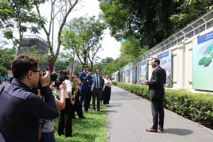 Giám đốc AFD Julien Seillan giới thiệu về các bức ảnh tại triển lãm. Ảnh: TỔNG LÃNH SỰ QUÁN PHÁP TẠI TPHCM