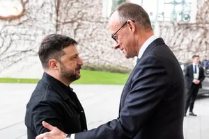 Tổng thống Ukraine Volodymyr Zelensky (trái) và Thủ tướng Đức Friedrich Merz tại Berlin, Đức. Ảnh: ACTION PRESS/SHUTTERSTOCK