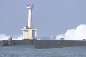 Ngọn hải đăng đứng trên khu vực đê chắn sóng Mikuni. Ảnh: FBC NEWS