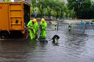 Trung Quốc: Bão Dolphin gây mưa lớn, gia tăng nguy cơ lũ lụt, sạt lở
