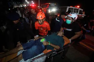 Một nạn nhân bị thương. Ảnh: EPA 