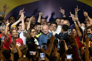 Tổng thống Brazil Lula da Silva (áo xanh) cùng người ủng hộ tại thành phố Sao Paulo ngày 25-10. Ảnh: MAIRA ERLICH/BLOOMBERG